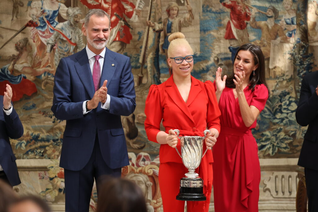 Adiaratou Iglesias recibe el Premio Rey Juan Carlos de manos de los Reyes.
